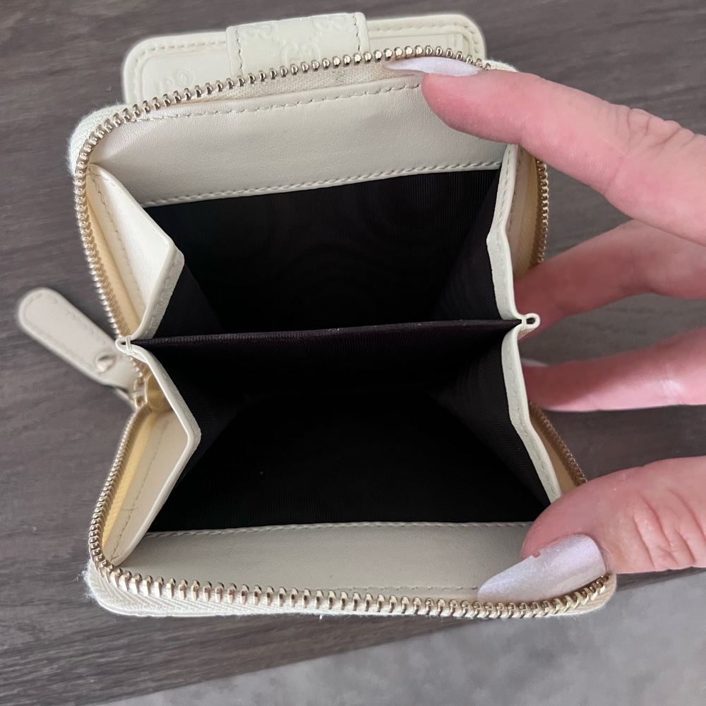 Gucci Ivory Shoulder bag with Black Accents - Picture 13 of 13